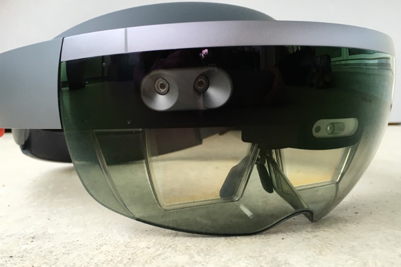 HoloLens mit sichtbaren Lichtleitern und unzähligen Sensoren