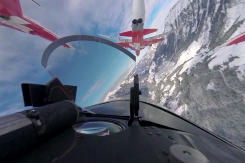 Die Nutzer können im Cockpit der Patrouille Suisse, dem OC-7 Team der Luftwaffe oder einem Airbus durch die Schweiz fliegen.