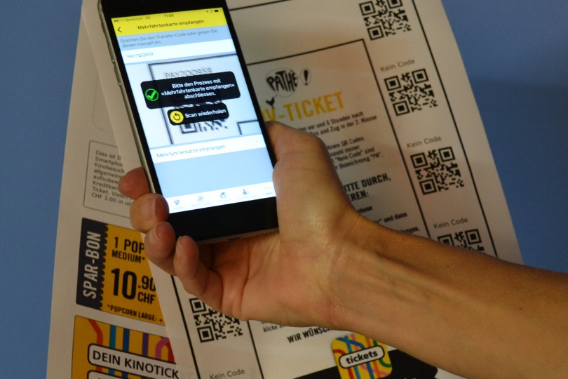 Den Code auf dem Kinobillet scannen, um die gratis Fahrten einzulösen.
