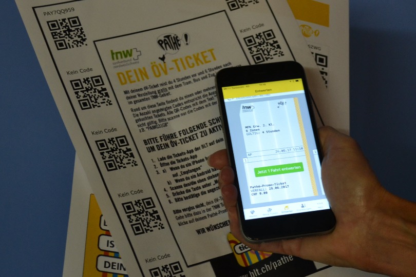 Gratis Fahrt einlösen: Der Kinobesucher reist damit bequem mit dem öV.