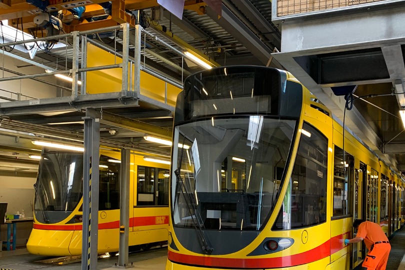 Nagelneue Trams warten darauf, auf die Strasse gelassen zu werden