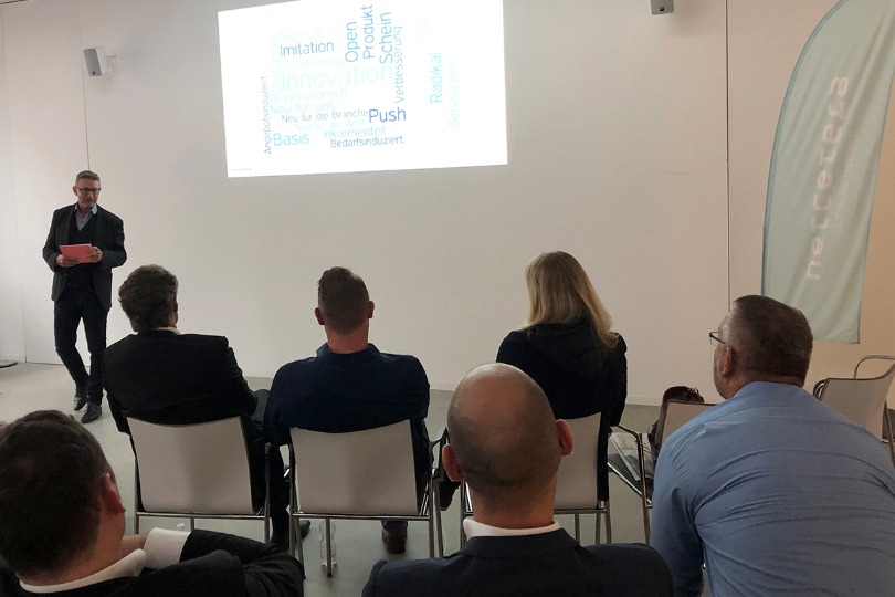 Benno Häfliger, Director Digital Enterprise bei Netcetera, führte ins erfolgreiche Konzept der Co-Innovation ein
