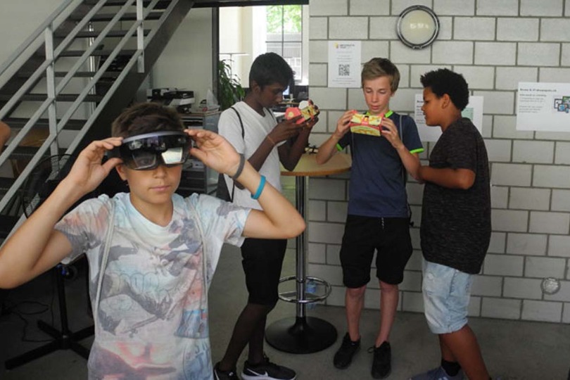 Von VR und AR faszinierte Buben (publiziert durch inside-it.ch)